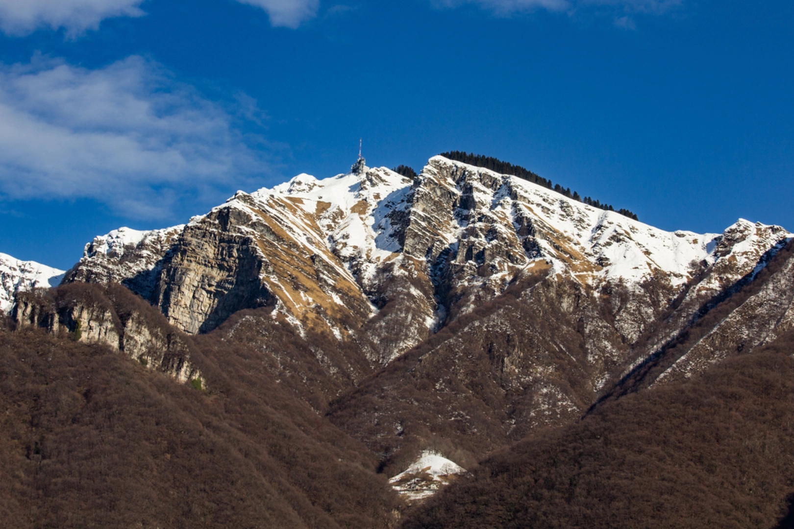 An image depicting the trail Bellavista – Alpe Génor – Monte Generoso Loop and its surrounding area.