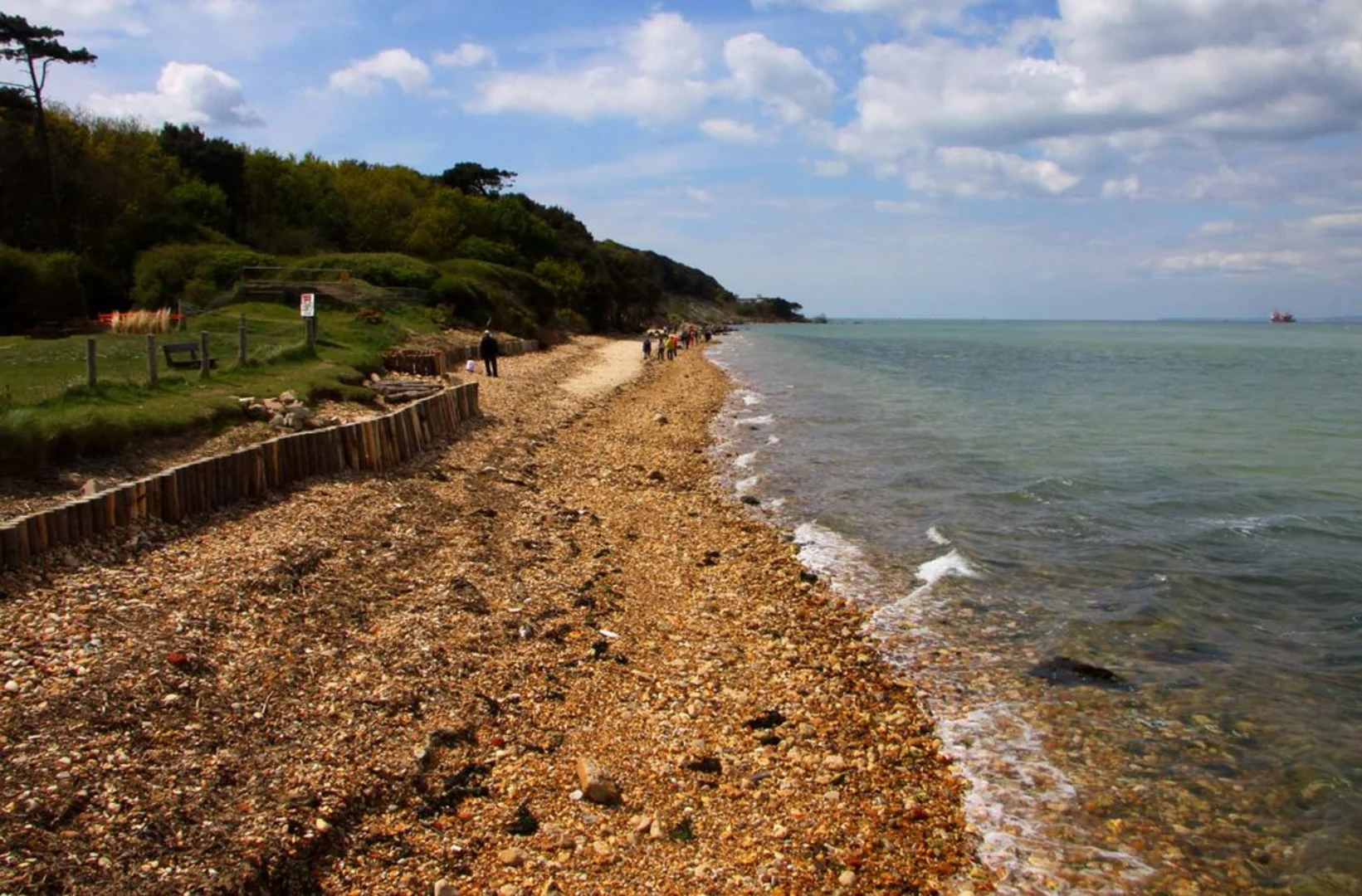 An image depicting the trail Alum Bay to Yarmouth via Headon Hill, Warden Point and Fort Victoria Park and its surrounding area.