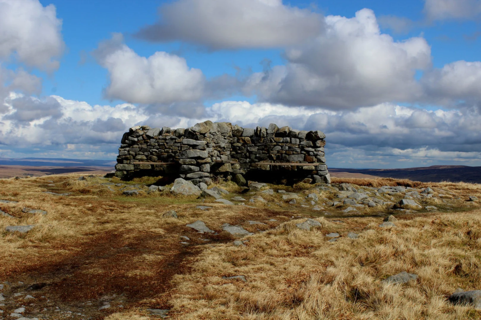 An image depicting the trail Great Shunner Fell Loop via Pennine Way and its surrounding area.