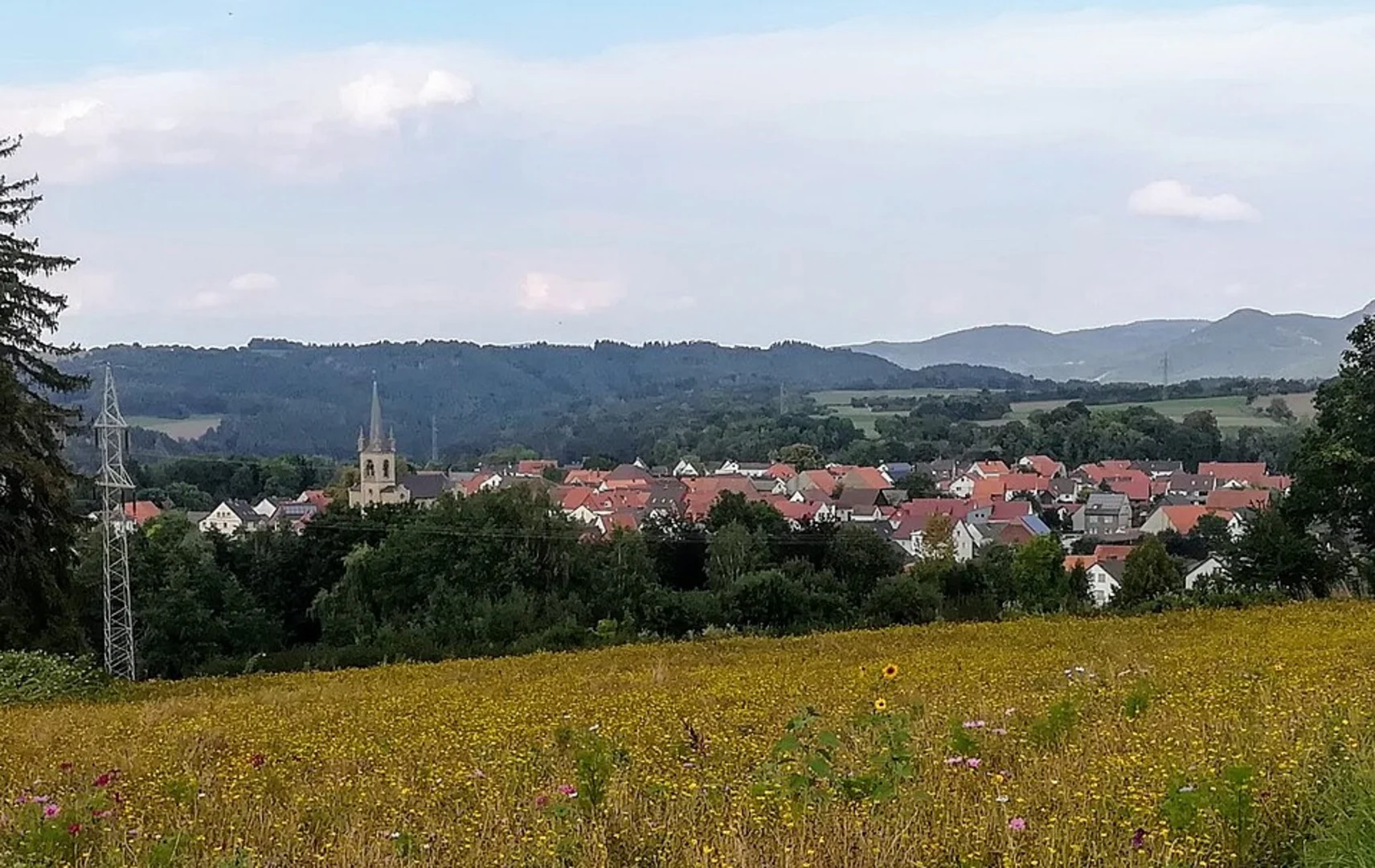 An image depicting the trail Ruine Bilstein, Krosselberg and Wichtellocher Loop via Meißner and its surrounding area.