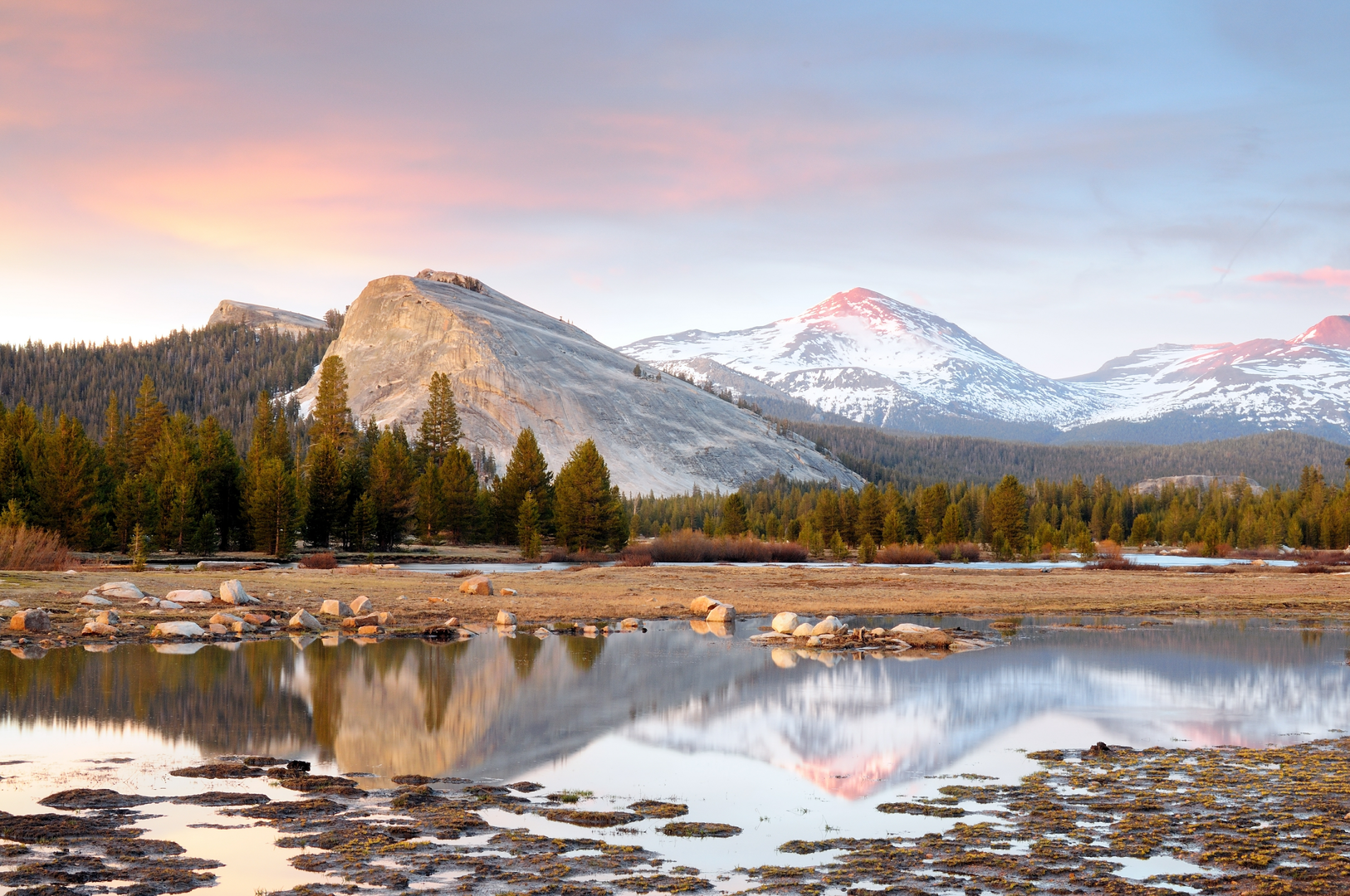 An image depicting the trail Vogelsang Lake via Rafferty Creek Trail and its surrounding area.