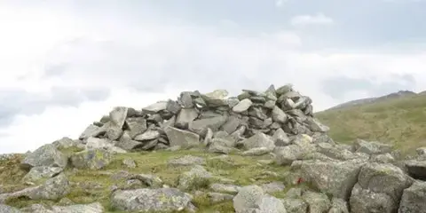 An image depicting the trail Drosgl and Gyrn Wigau from Rachub and its surrounding area.