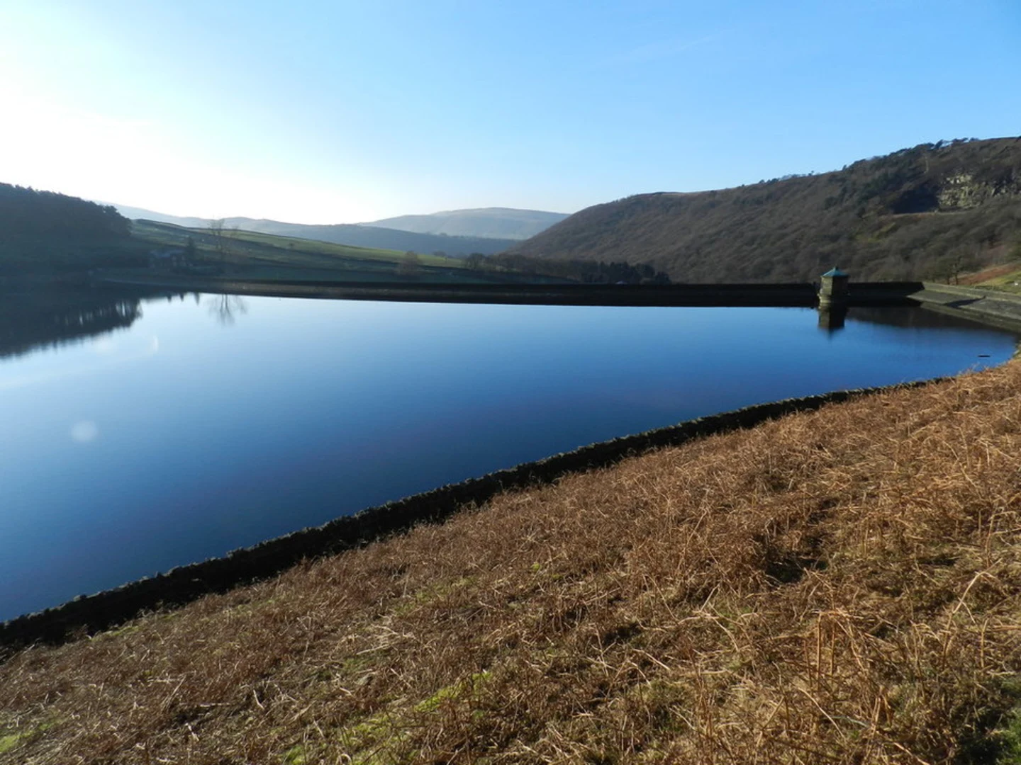 An image depicting the trail Kinder Reservoir and Kinder Downfall Loop from Hayfield and its surrounding area.