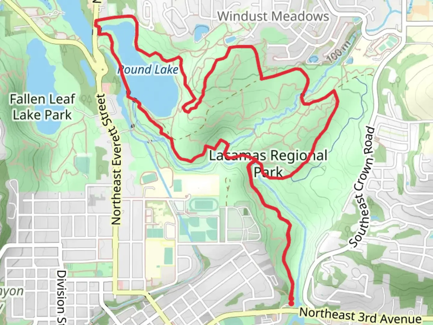 An image depicting the trail Round Lake via Lake to Lake Trail and its surrounding area.
