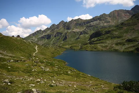 An image depicting the trail High Trail from Ursprungalm to Hochwurzen and its surrounding area.