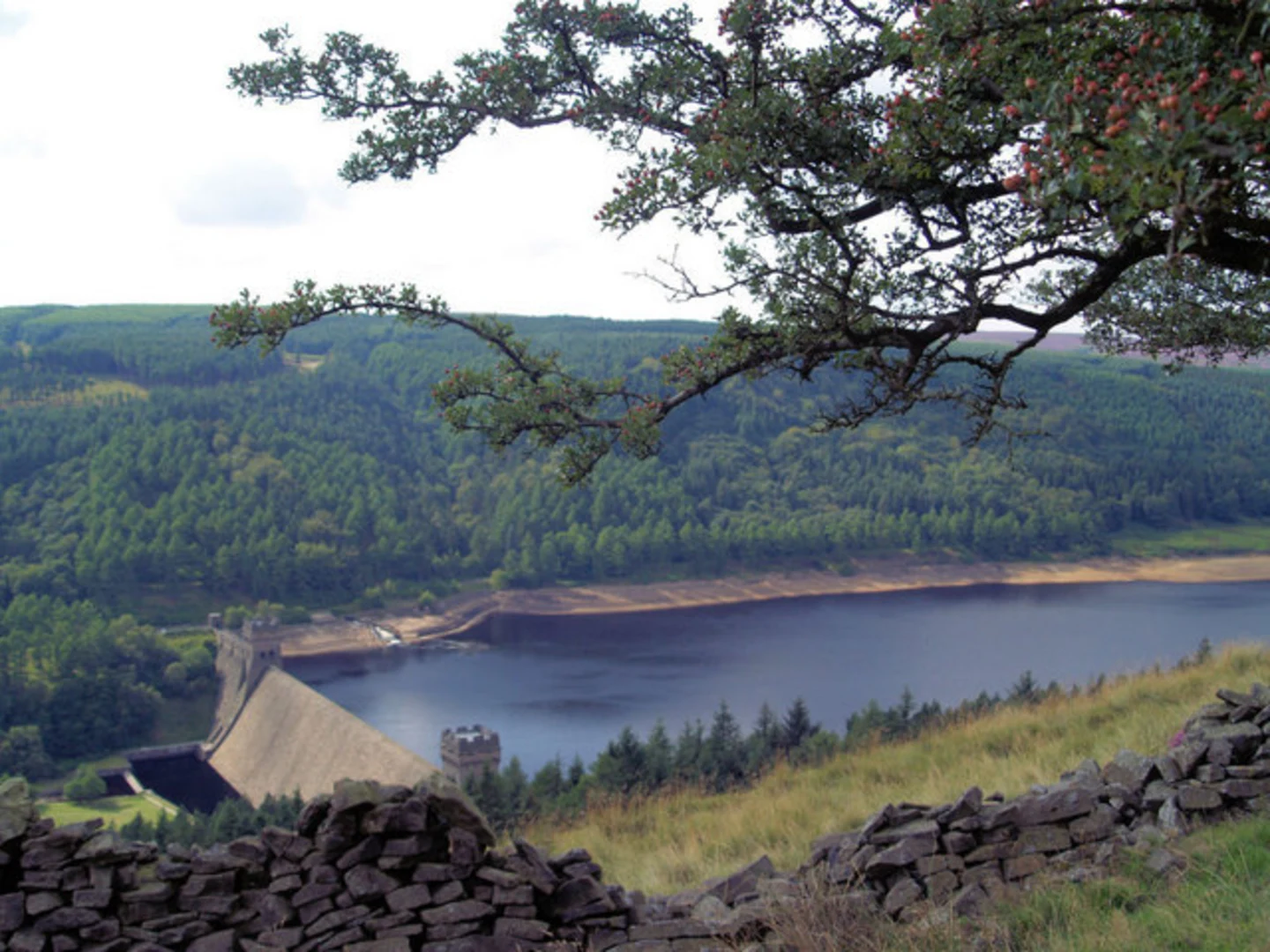 An image depicting the trail Derwent Dam Walk from Ladybower Reservoir and its surrounding area.