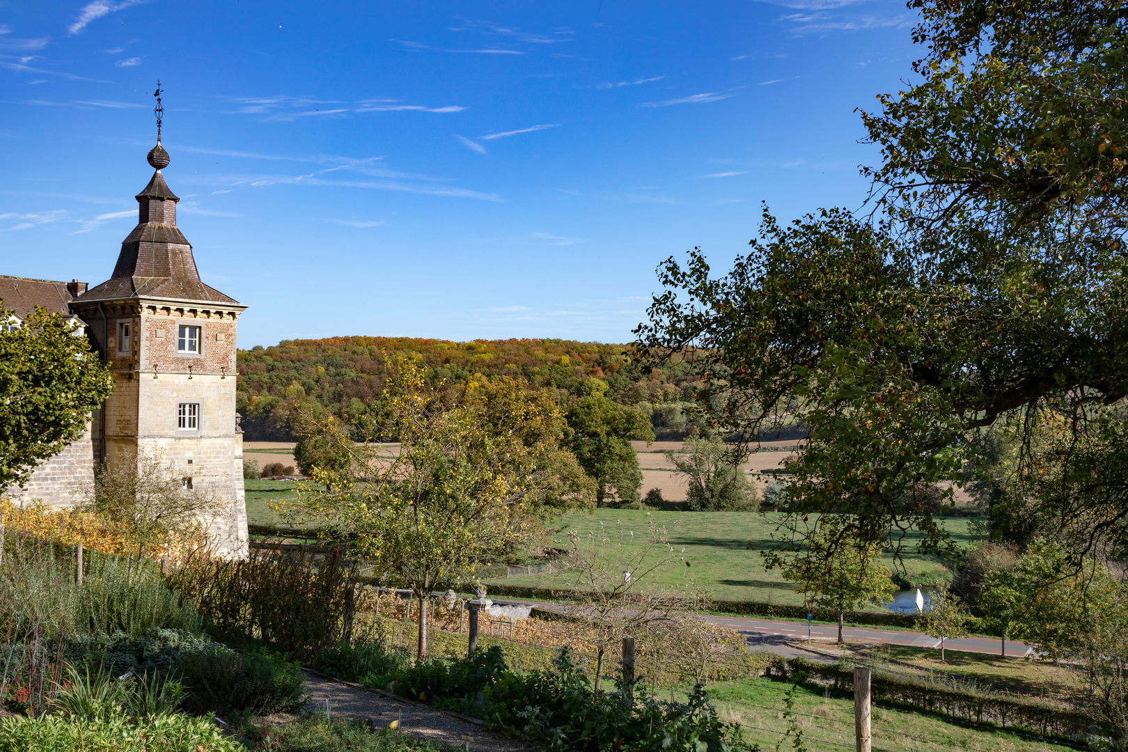 An image depicting the trail Kasteel Neercanne, Encibos and Maas Loop and its surrounding area.