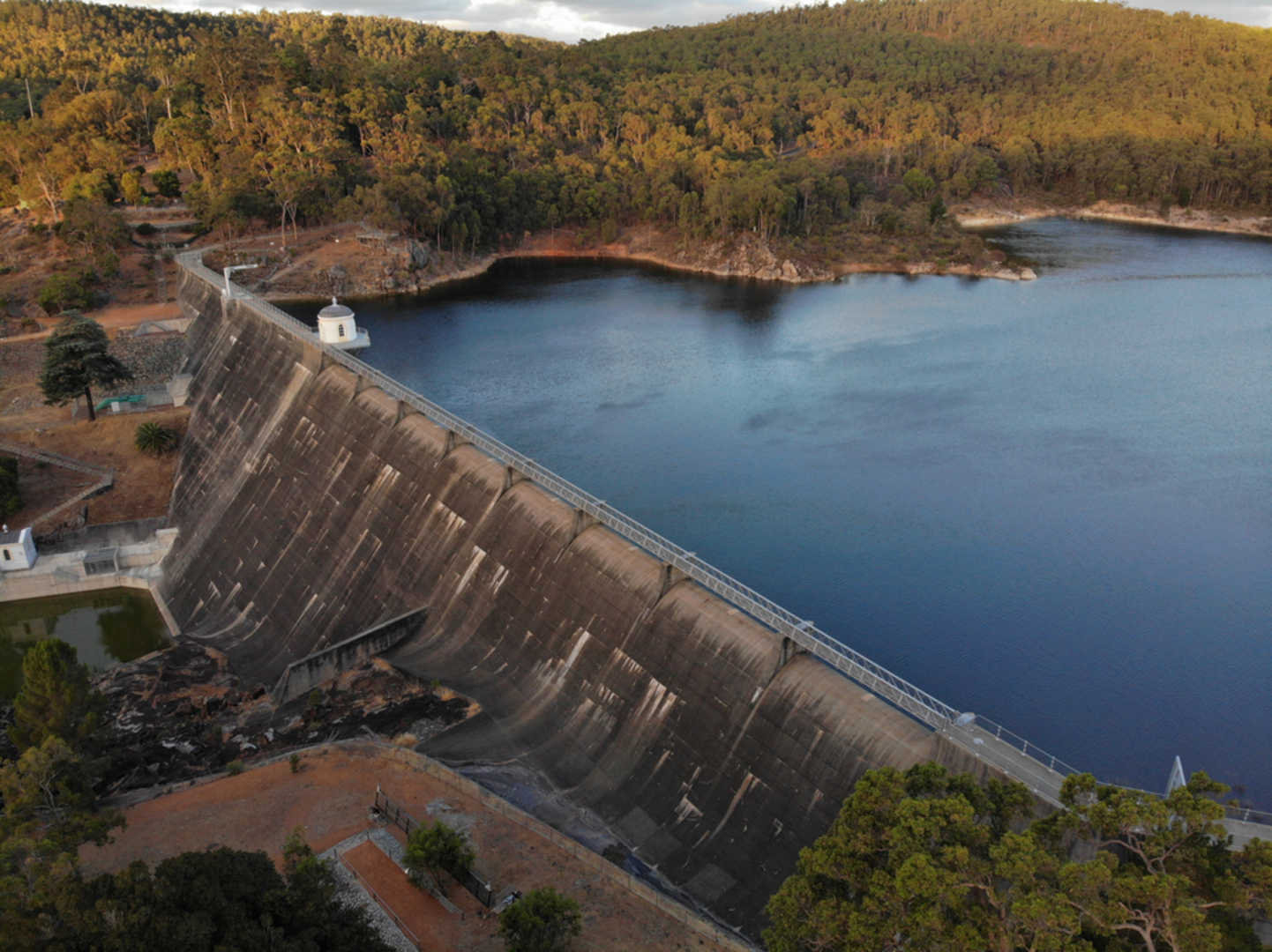 An image depicting the trail Perth Hills Discovery Centre to Golden View Lookout and its surrounding area.