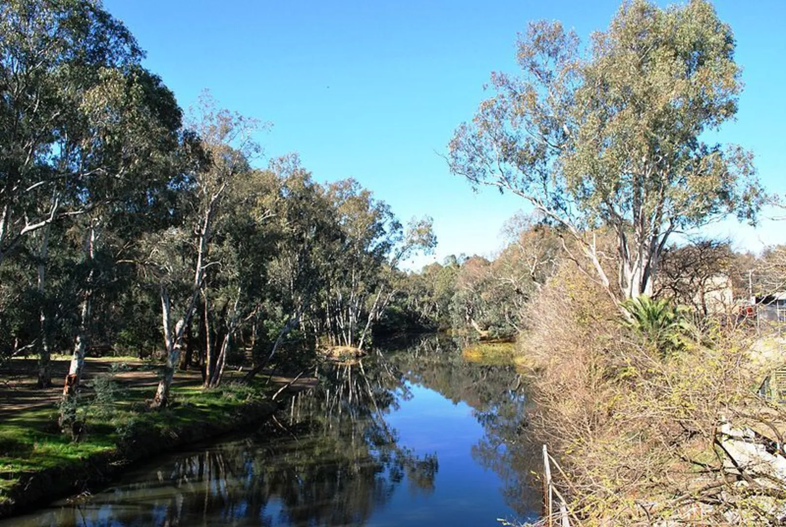 An image depicting the trail Bullawah Cultural Trail and Ovens Riverside Path and its surrounding area.