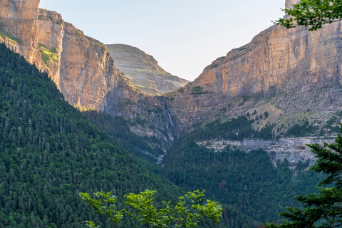 An image depicting the trail Ordesa - Gallinero Loop from Torla - Ordesa and its surrounding area.