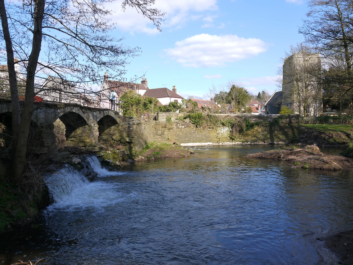 An image depicting the trail Two Rivers Way and its surrounding area.