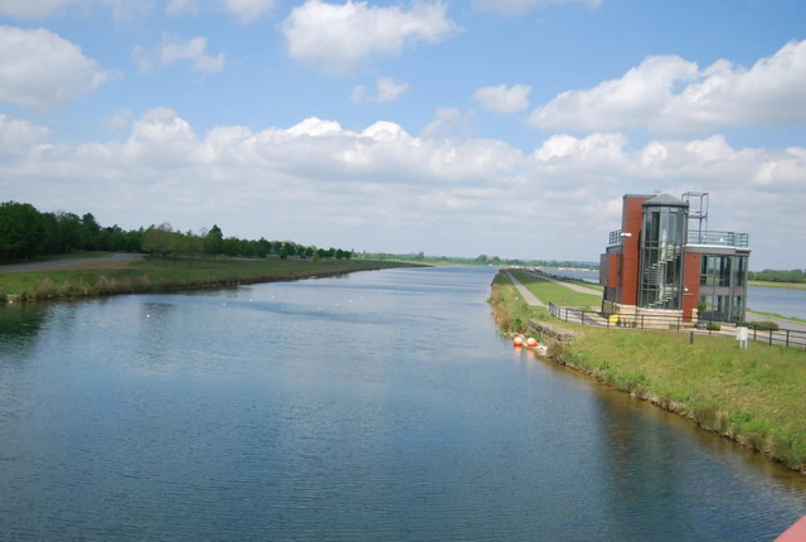 An image depicting the trail Bray Lake and Jubilee River via Jubilee River Way and its surrounding area.