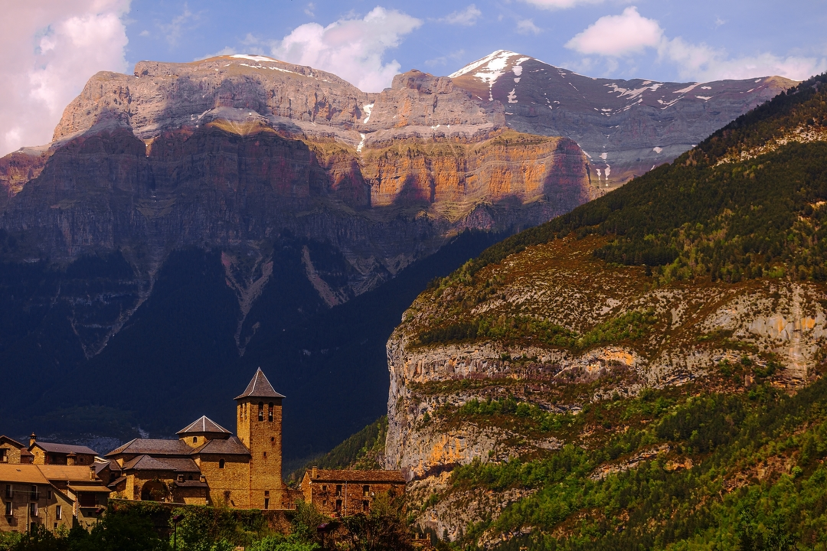 An image depicting the trail Torla - Sprout PR HU 127 and its surrounding area.