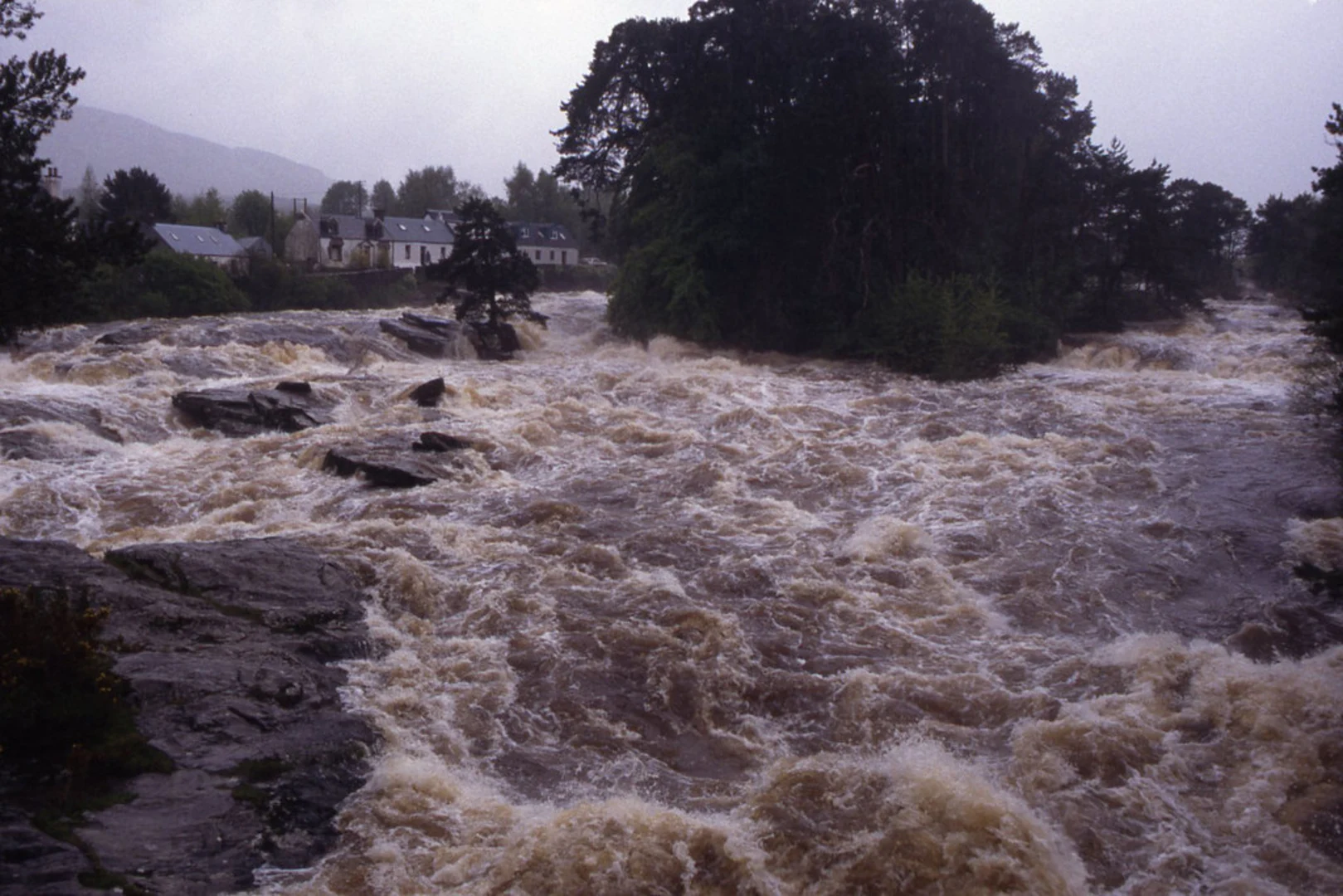 An image depicting the trail Falls of Dochart Walk and its surrounding area.