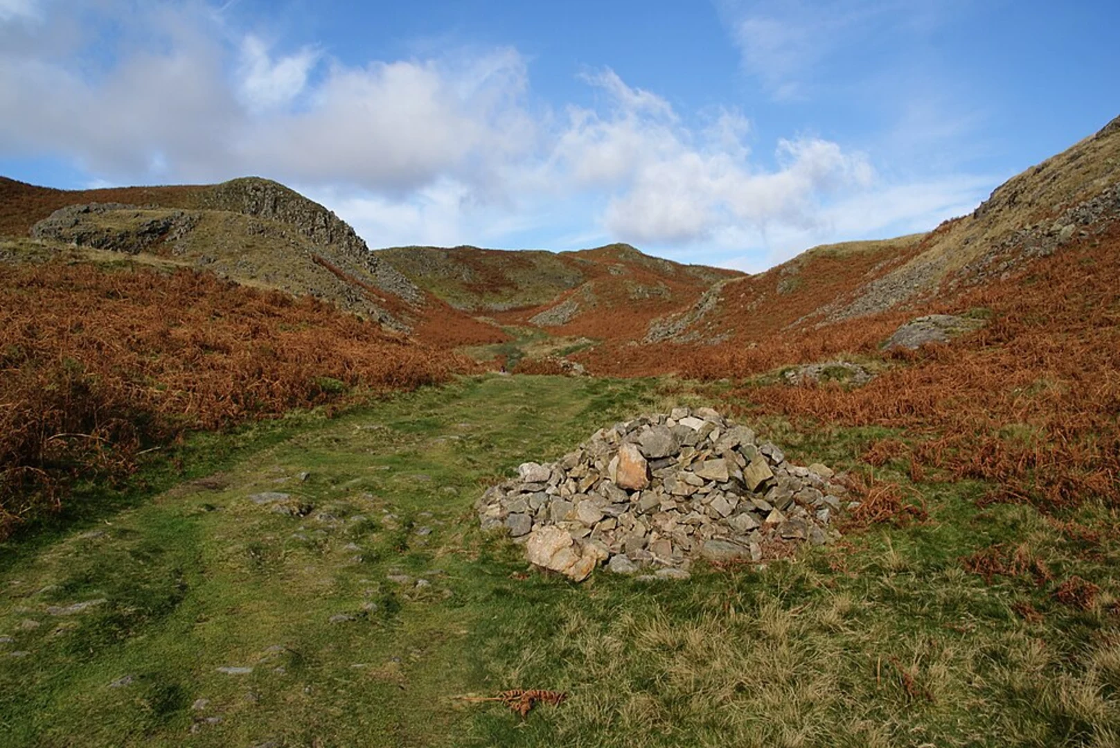An image depicting the trail Loughrigg Brow and Loughrigg Fell Loop and its surrounding area.