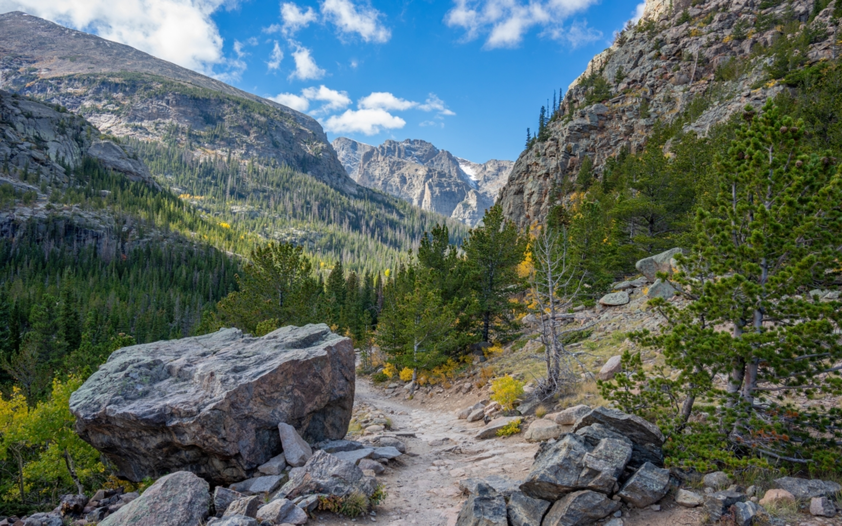 An image depicting the trail Frozen Lake via Glacier Gorge Trail and its surrounding area.