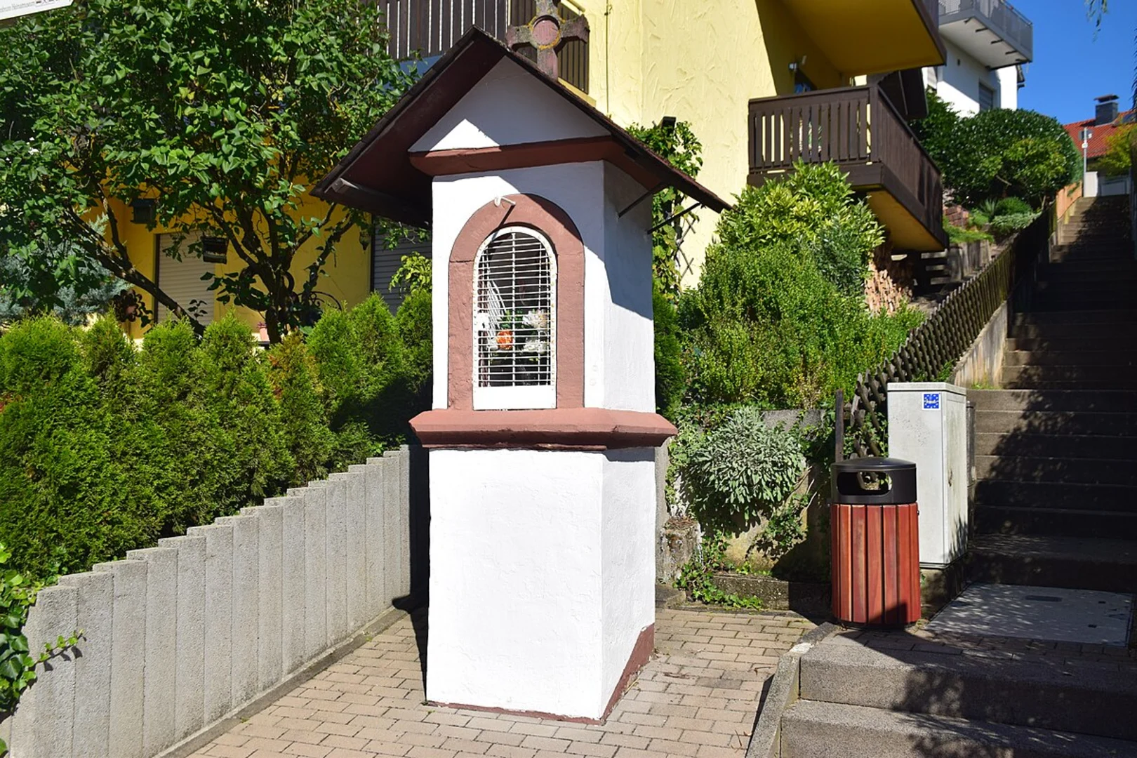 An image depicting the trail Kulturweg Weibersbrunn and its surrounding area.