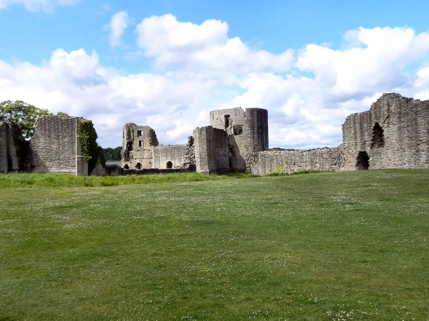 An image depicting the trail Barnard Castle and Cotherstone Loop walk via River Tees and its surrounding area.