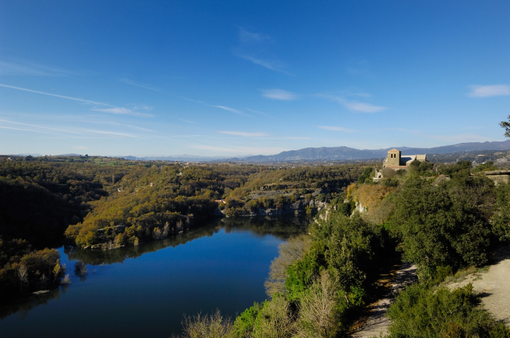 An image depicting the trail Vic - Monastery of Sant Pere de Caserres PR C 40 and its surrounding area.