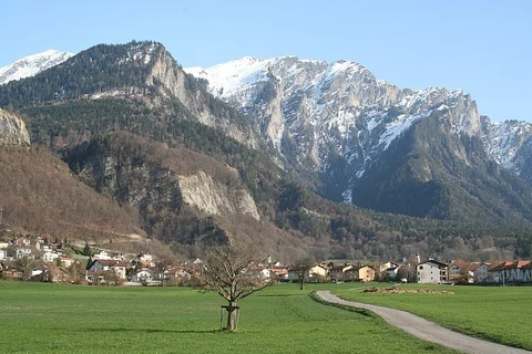 An image depicting the trail Chur Rhine Valley to Bad Ragaz Trail and its surrounding area.