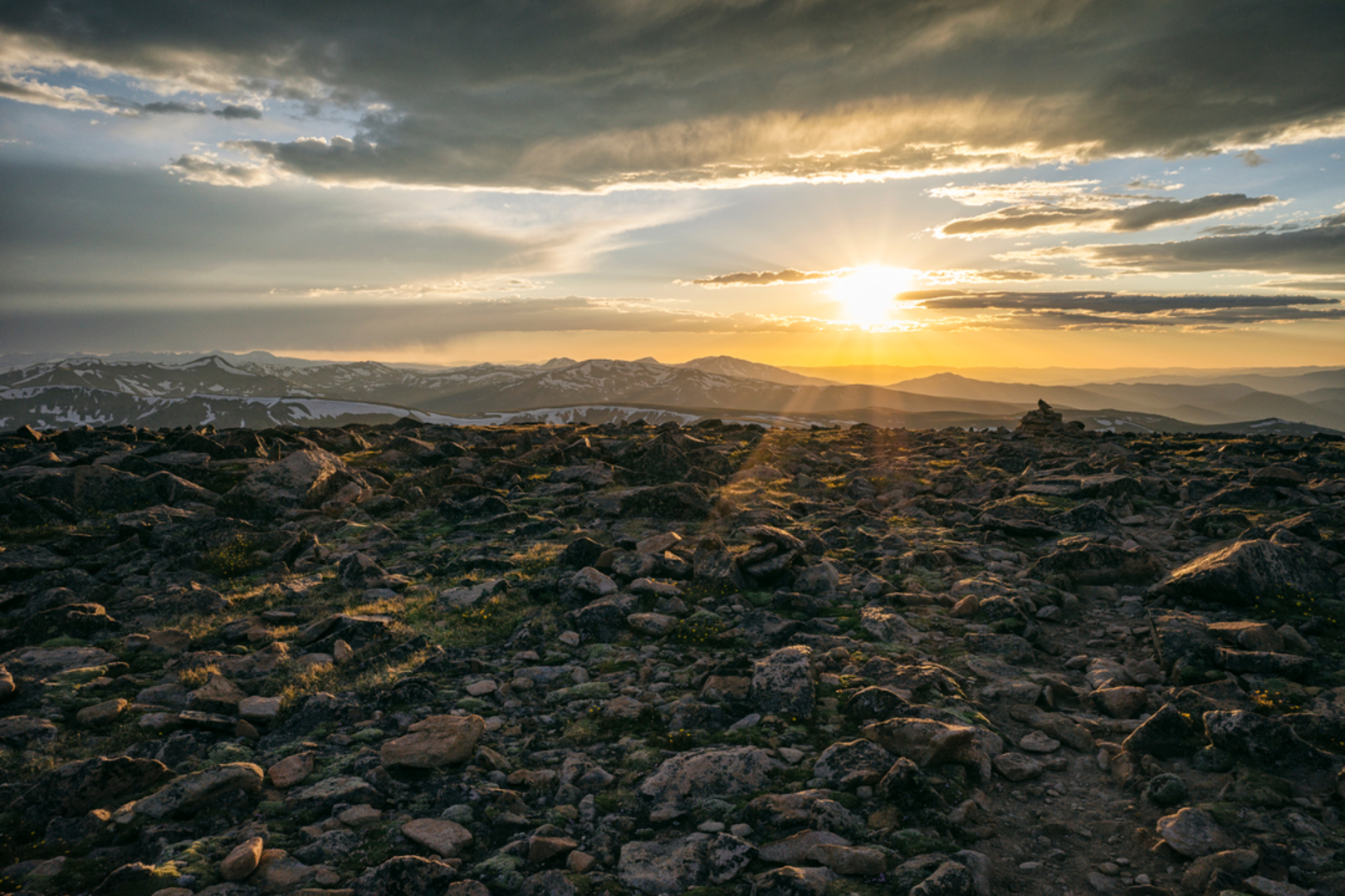 An image depicting the trail Mount Flora via Continental Divide Trail and its surrounding area.