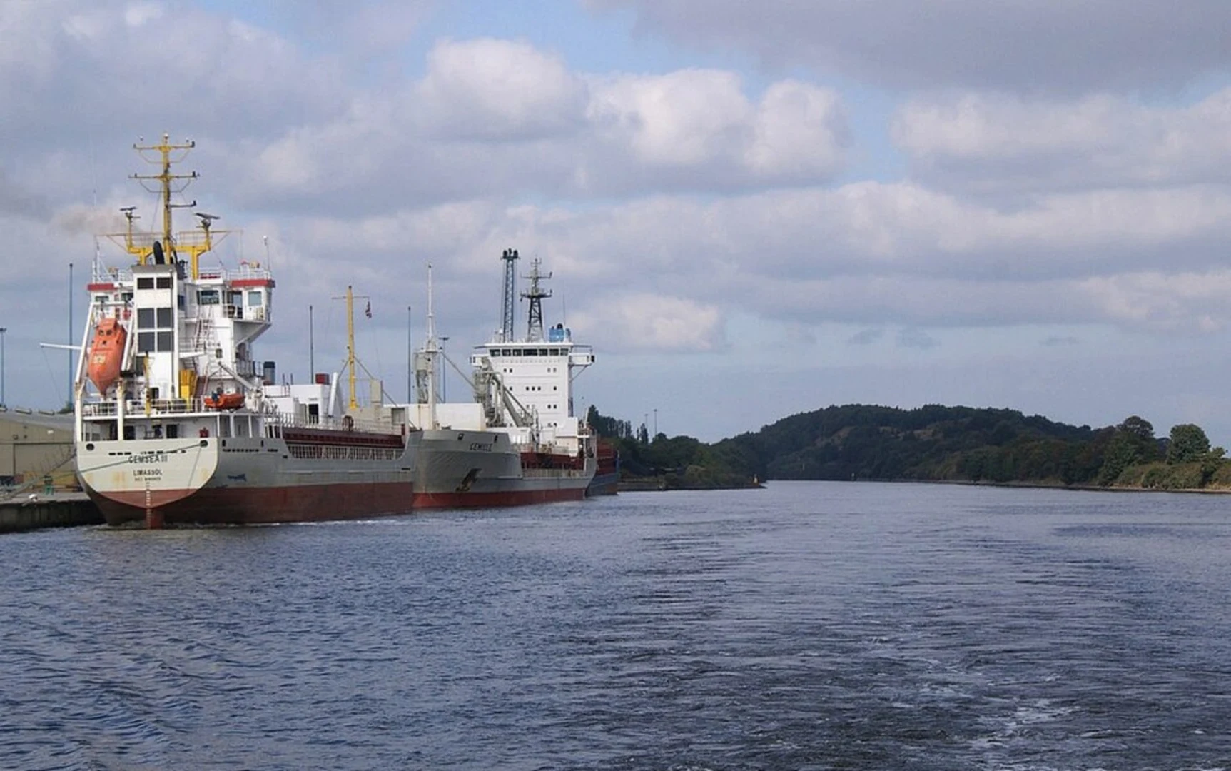 An image depicting the trail Ellesmere Point Walk from Chester Zoo and its surrounding area.