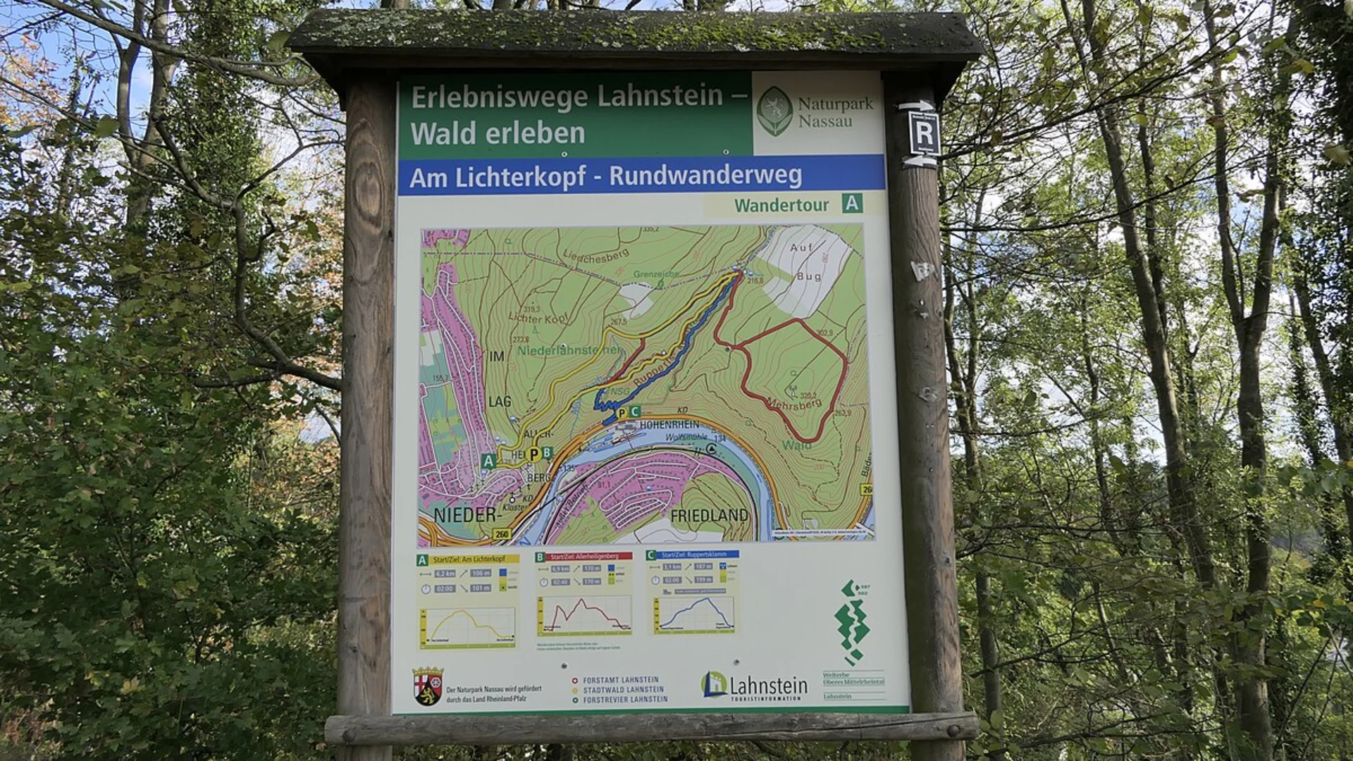 An image depicting the trail Lahnsteiner Wald, Rabenstein and Bungert Loop and its surrounding area.