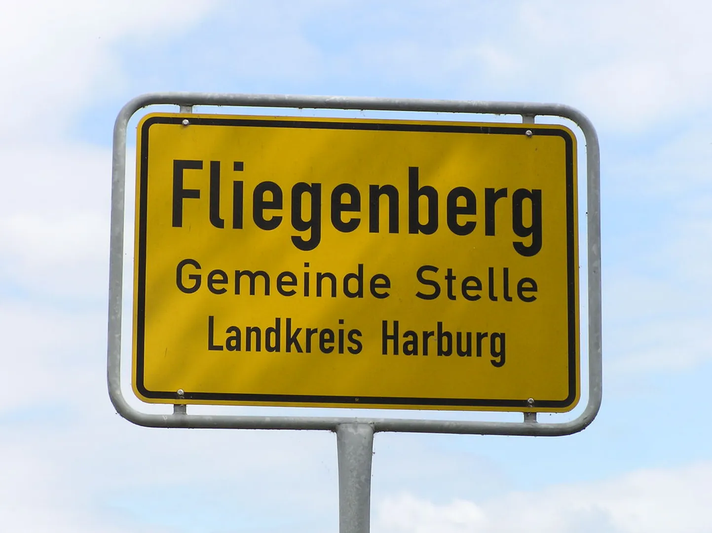 An image depicting the trail Siebengebirgsblick and Leyenweiher via Fliegenberg Tour and its surrounding area.
