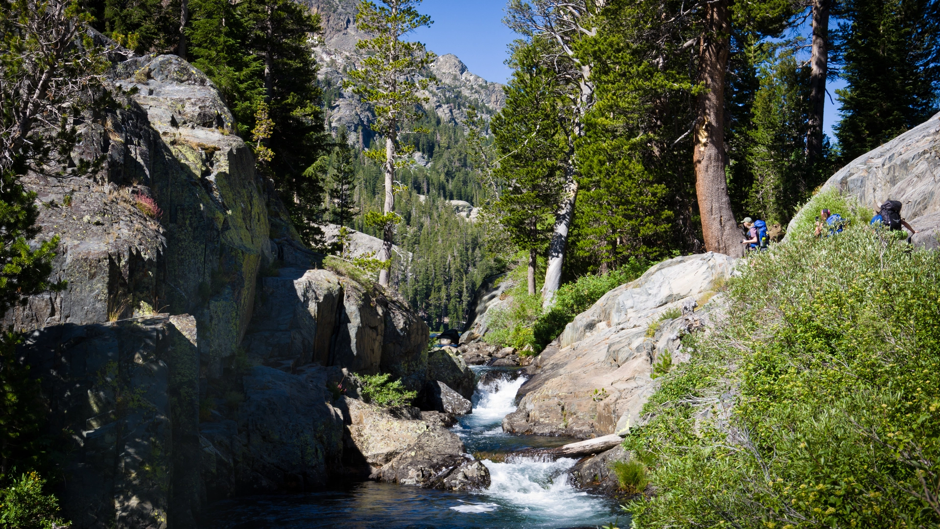 An image depicting the trail Garnet Lake via John Muir Trail and its surrounding area.