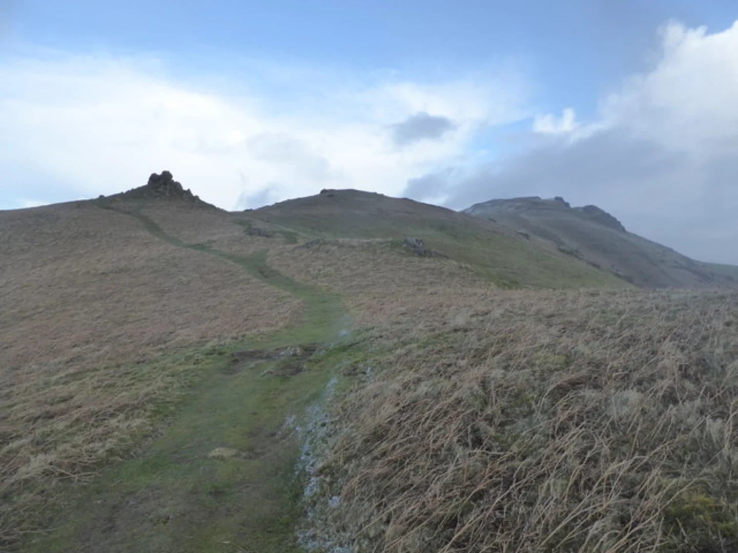 An image depicting the trail Three Fingers Rock and Caer Caradoc Loop and its surrounding area.