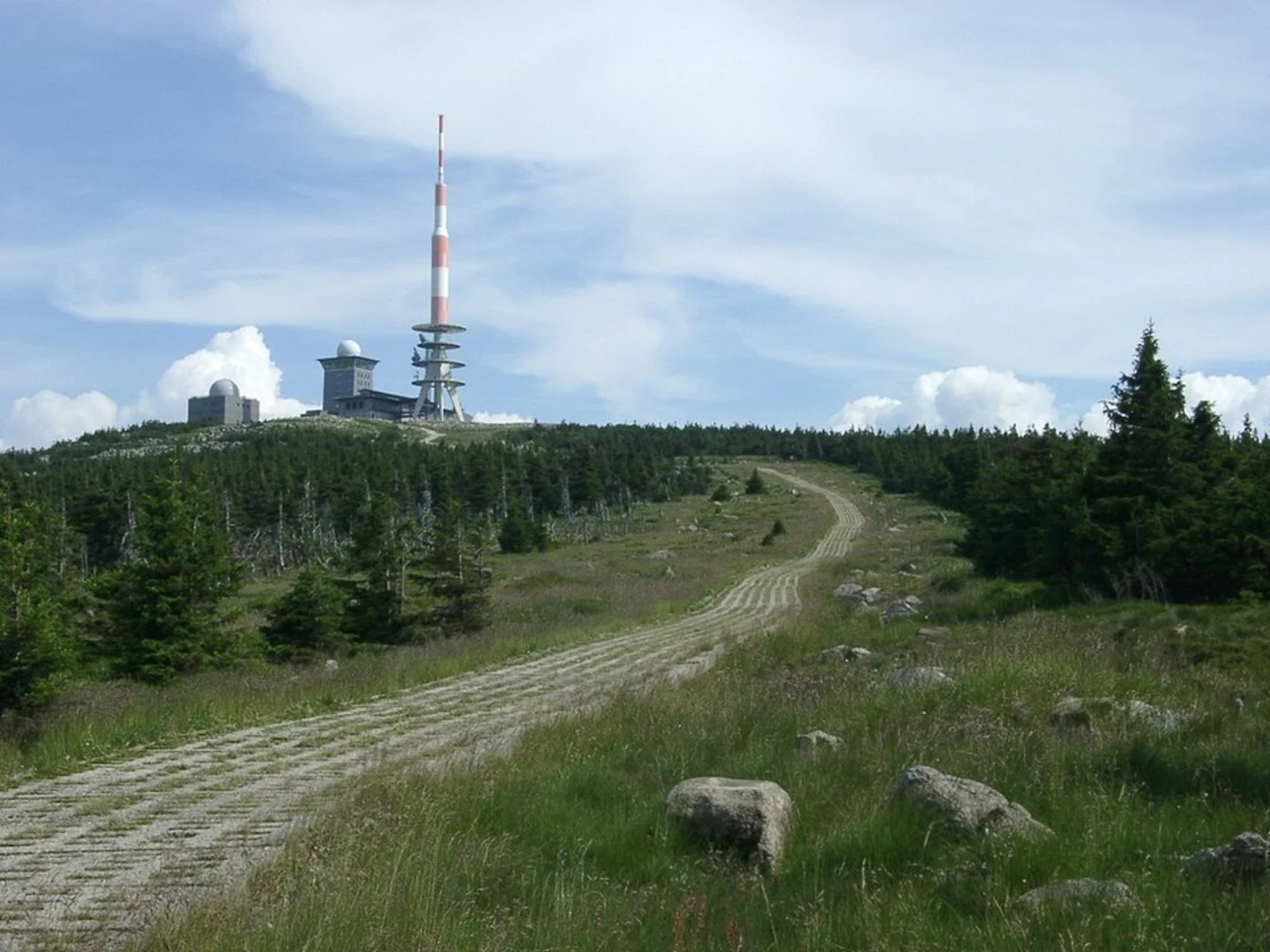 An image depicting the trail Brocken Loop via Teufelsstieg and Harzklub Weg and its surrounding area.