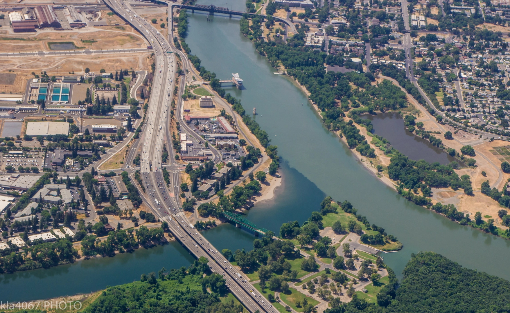 An image depicting the trail Sacramento River Parkway and its surrounding area.