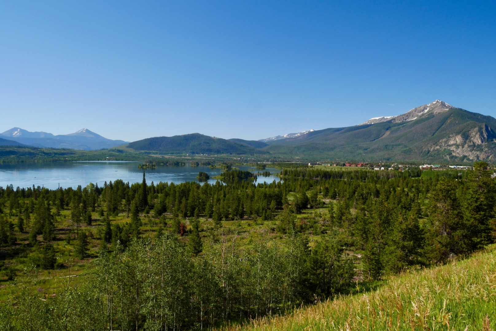 An image depicting the trail Rainbow Lake Trail and its surrounding area.