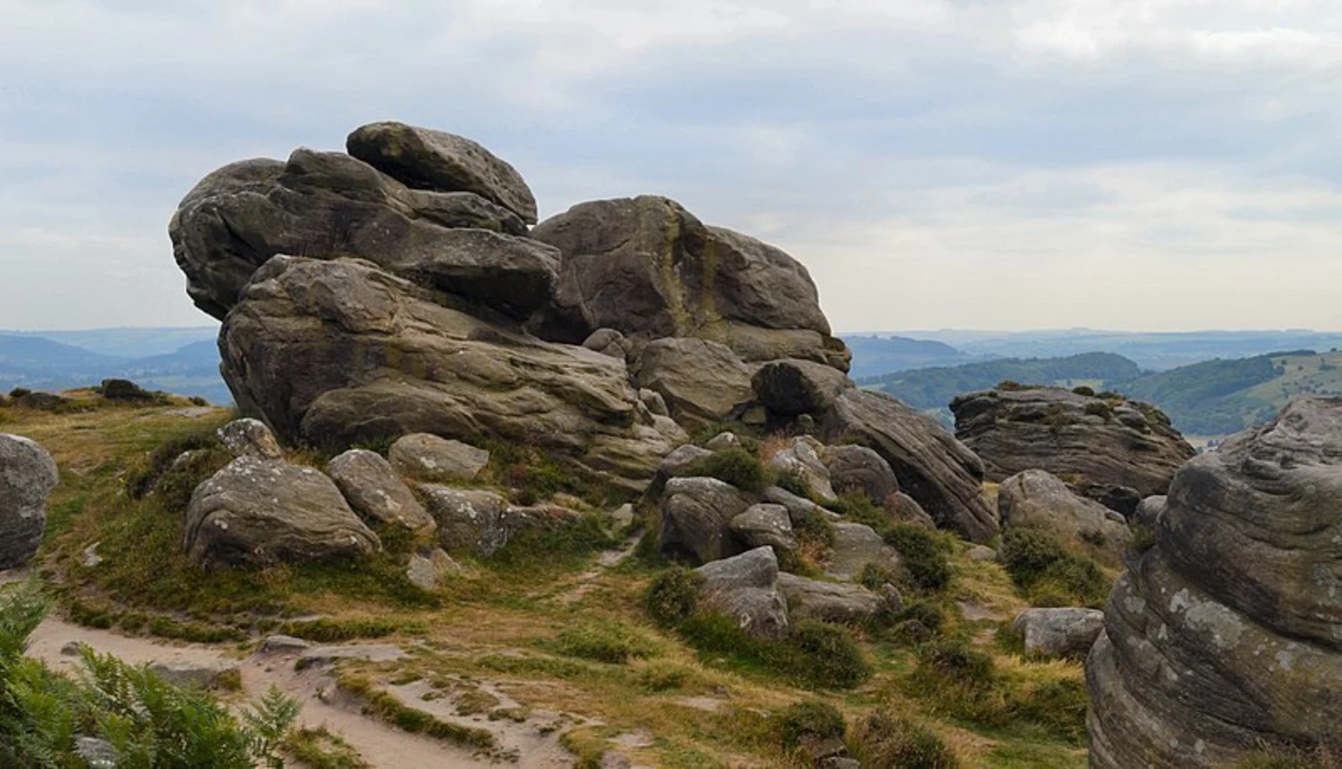 An image depicting the trail White Edge and Froggatt Edge Loop from Curbar and its surrounding area.