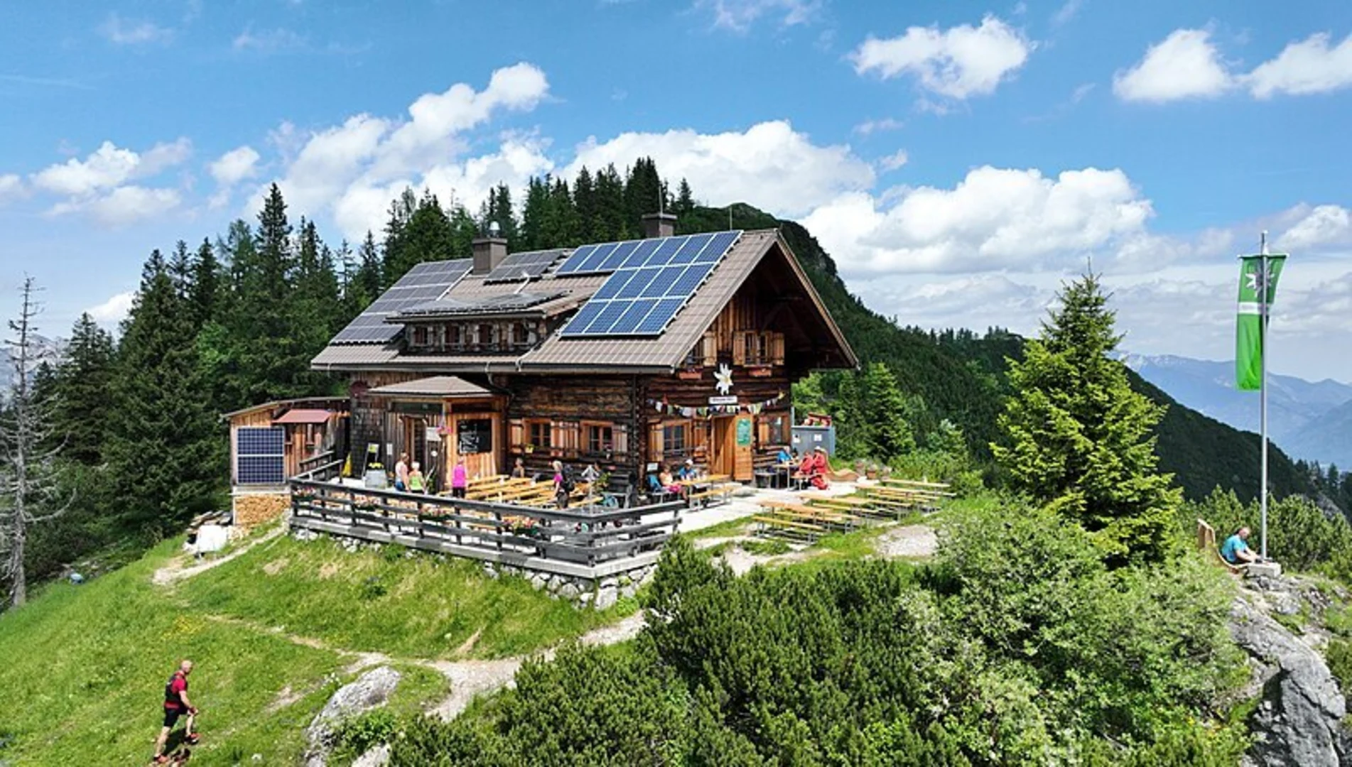 An image depicting the trail Goisern Hut and Kalmberg Summit and its surrounding area.