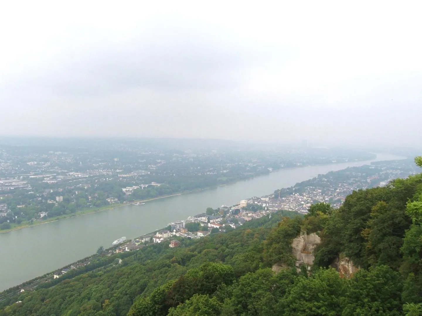 An image depicting the trail Löwenburg via Der Wanderklassiker and Rheinsteig - Exkursion Löwenburg and its surrounding area.