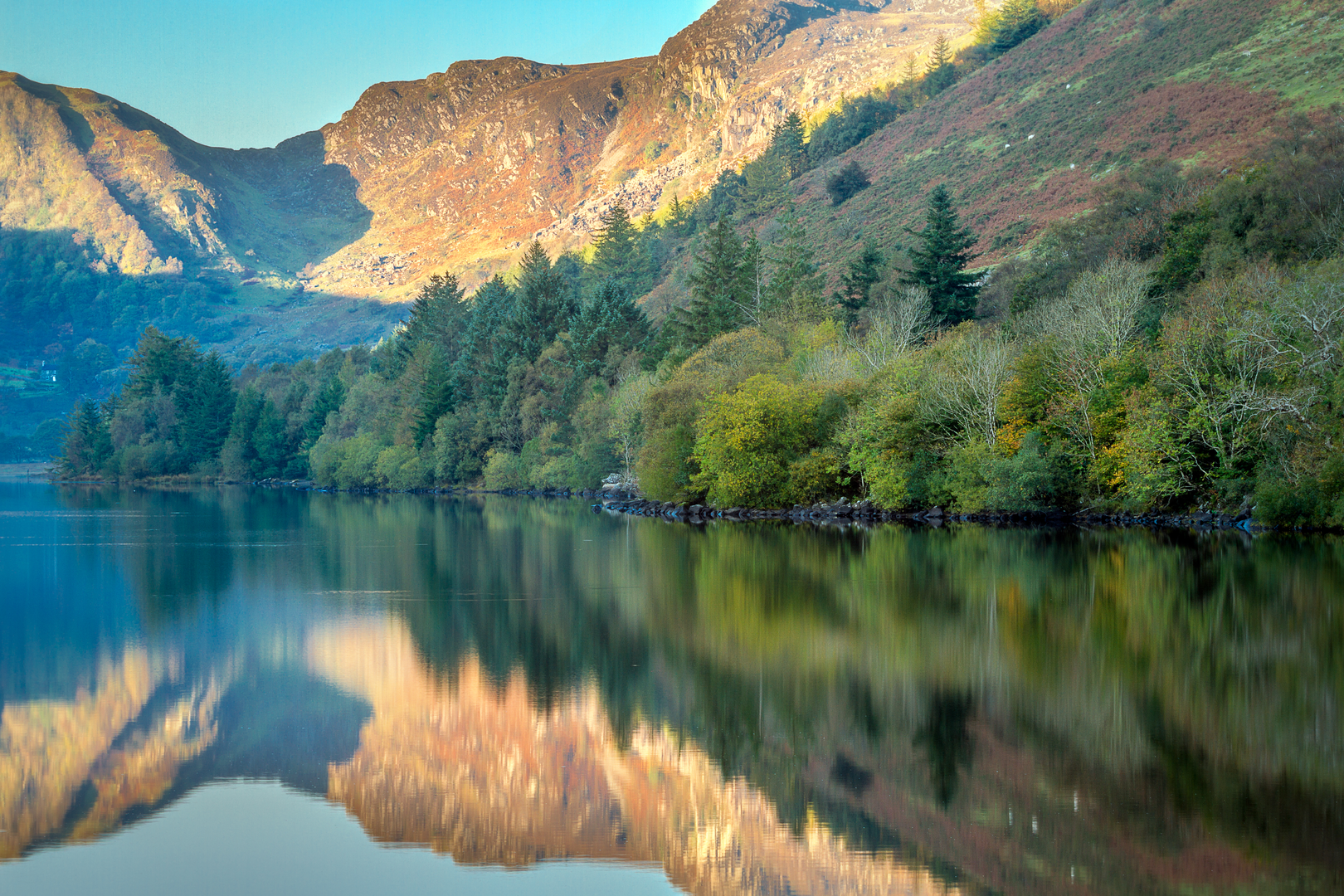 An image depicting the trail Crimpiau and Creigiau Gleision from Llyn Crafnant and its surrounding area.