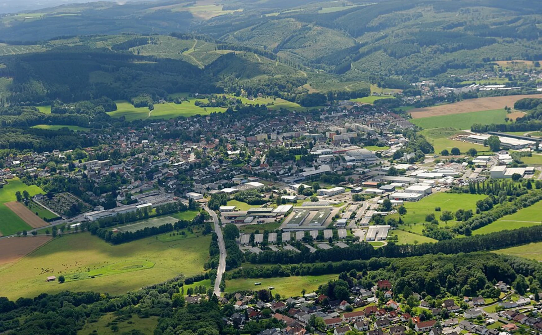 An image depicting the trail Deilinghofen Rundweg and Hemer and its surrounding area.