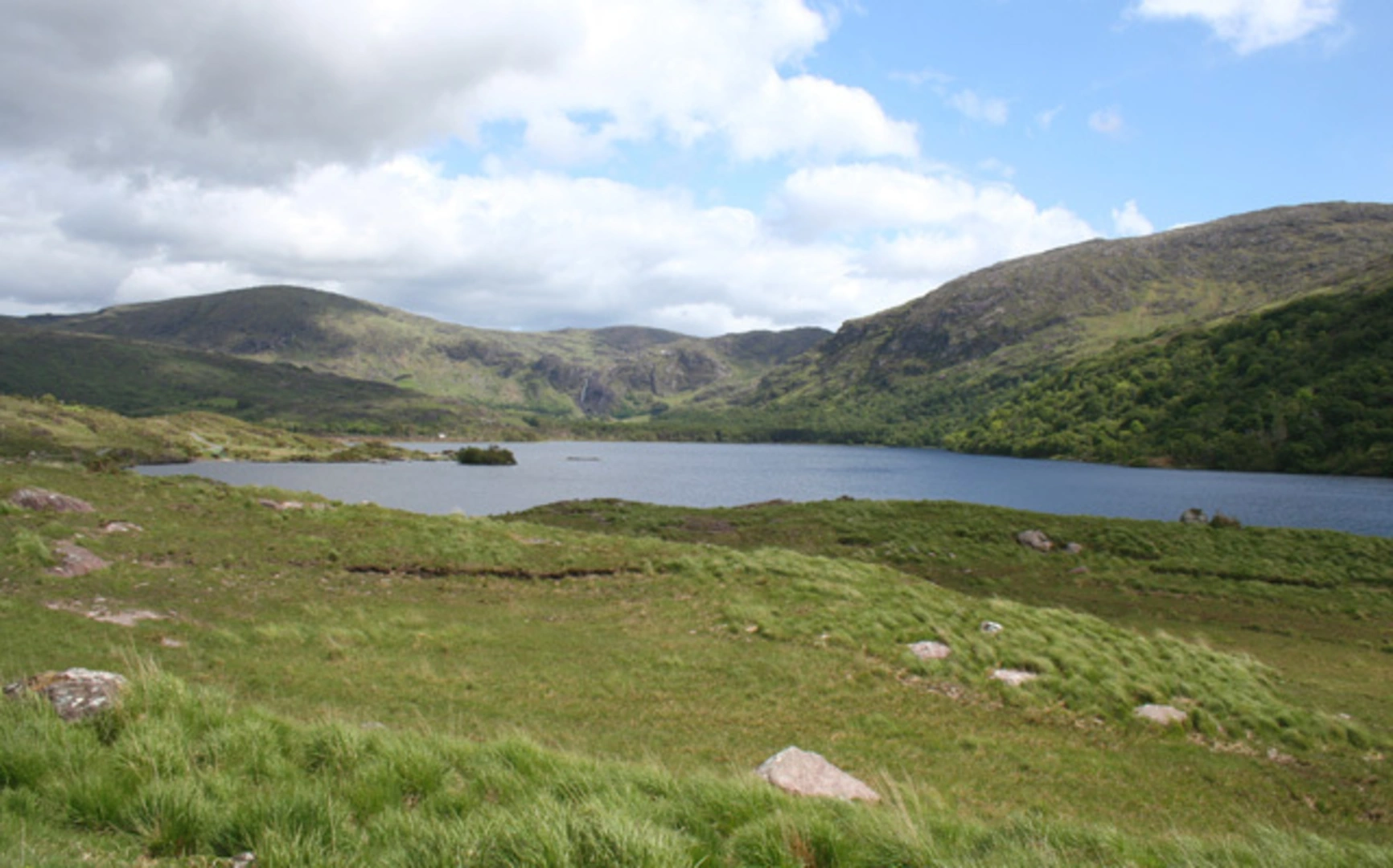 An image depicting the trail Coomnadiha and Knocknagorraveela Loop from Lough Inchiquin and its surrounding area.