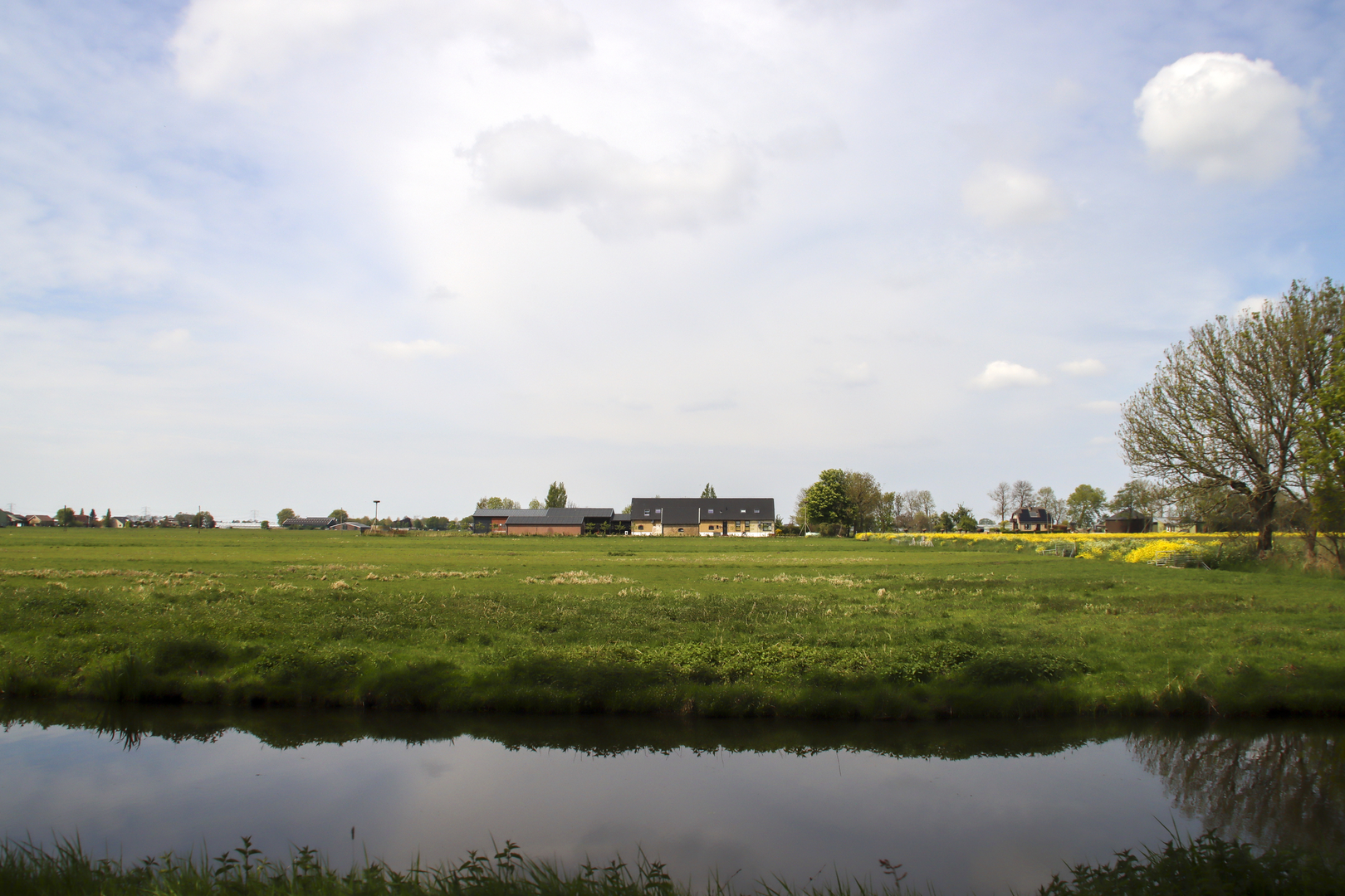 An image depicting the trail Land Weg, Meeuwense Weg and Veenkade Loop and its surrounding area.