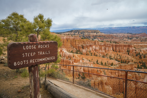An image depicting the trail Sunset Point to Sunrise Point via Rim Trail and its surrounding area.