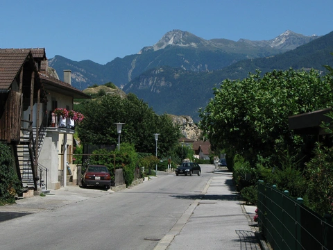 An image depicting the trail Sierre to St-Léonard Trail and its surrounding area.