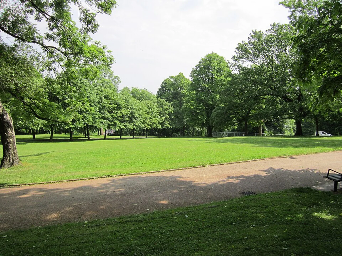 An image depicting the trail Queen's Park Loop and its surrounding area.