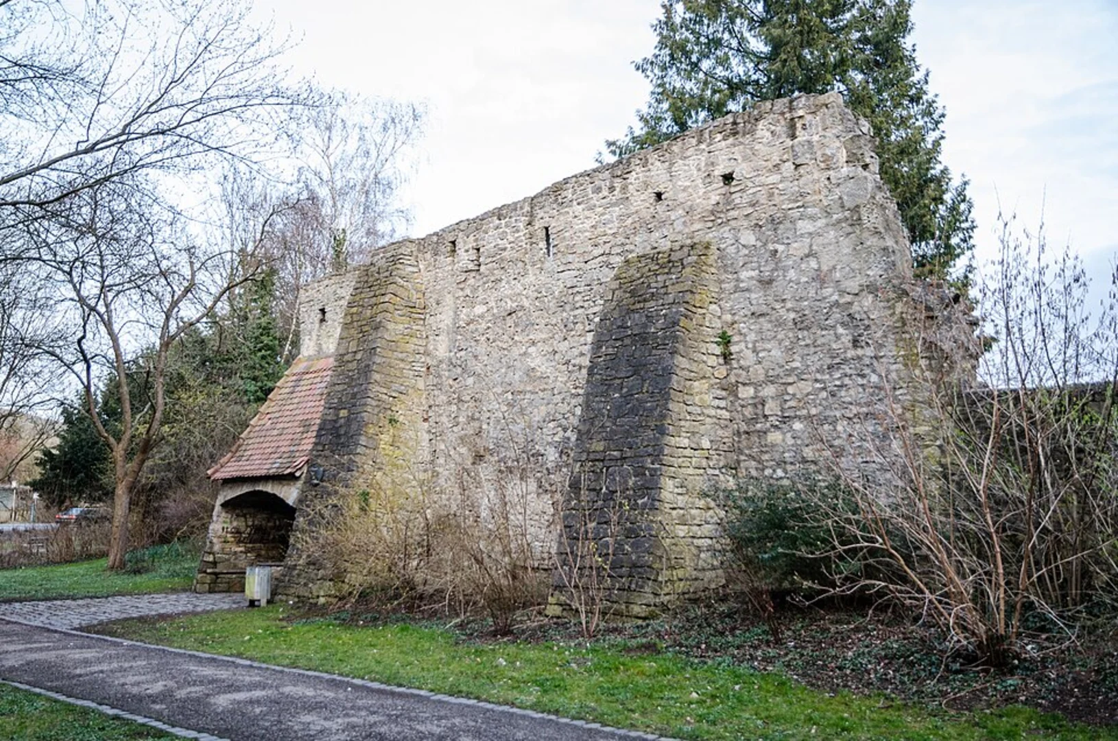 An image depicting the trail Kniebrechersee via Reichenberg and its surrounding area.