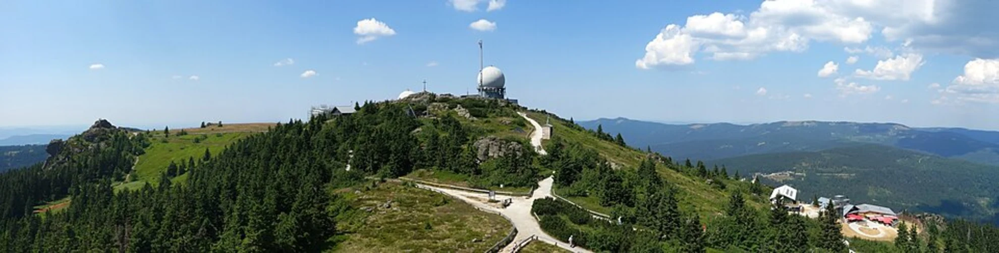 An image depicting the trail Großer Arbersee, Stallriegel Gipfelstation and Großer Arber Loop via Arberweg and its surrounding area.