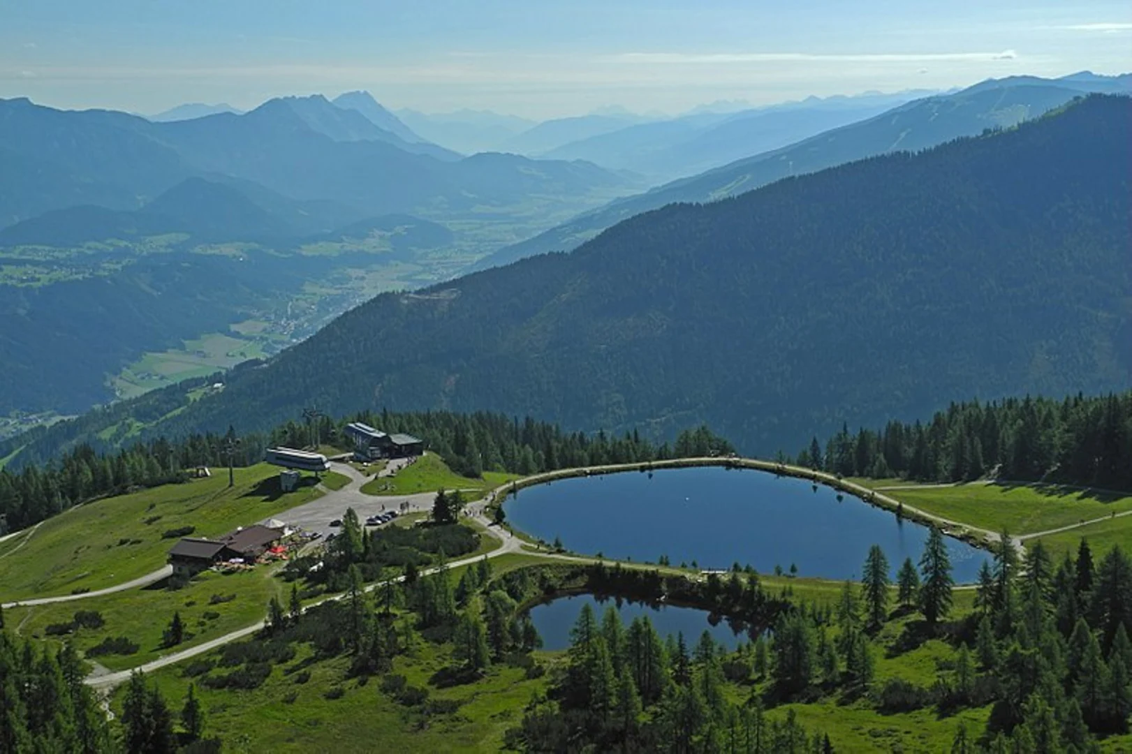An image depicting the trail Reiteralmsee Lake and Spiegelsee Lake Trail and its surrounding area.