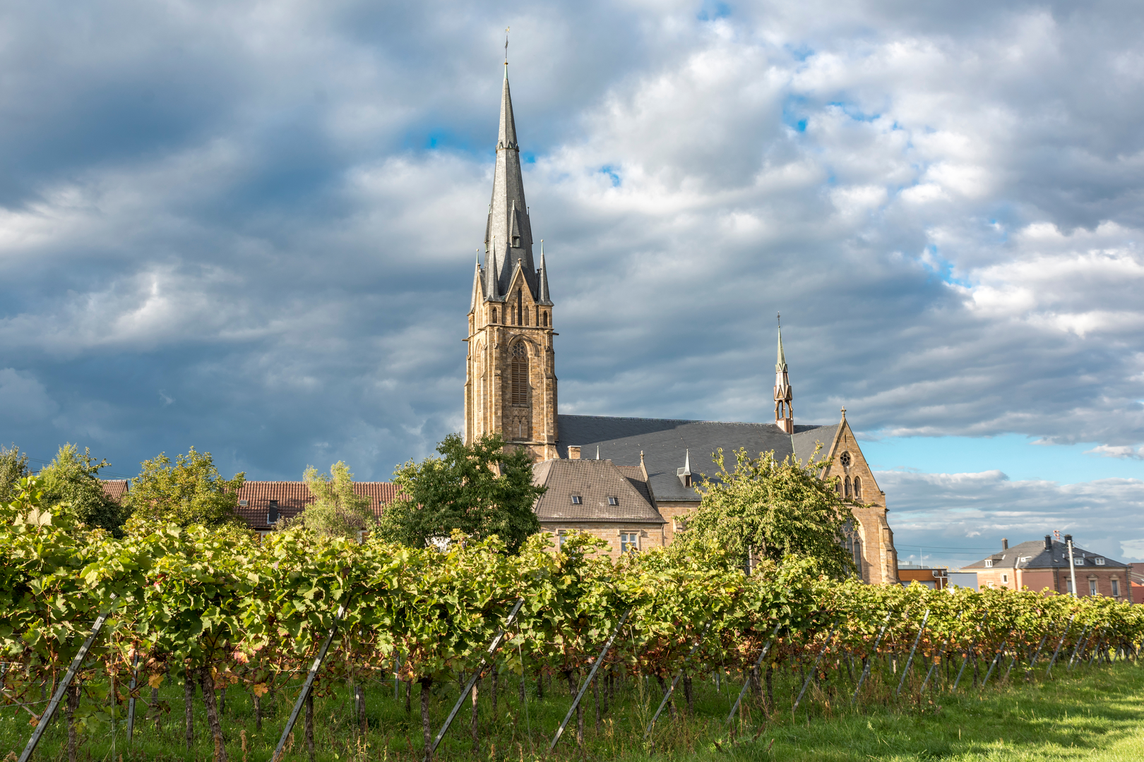 An image depicting the trail Pfälzer Jakobsweg Nordroute and its surrounding area.