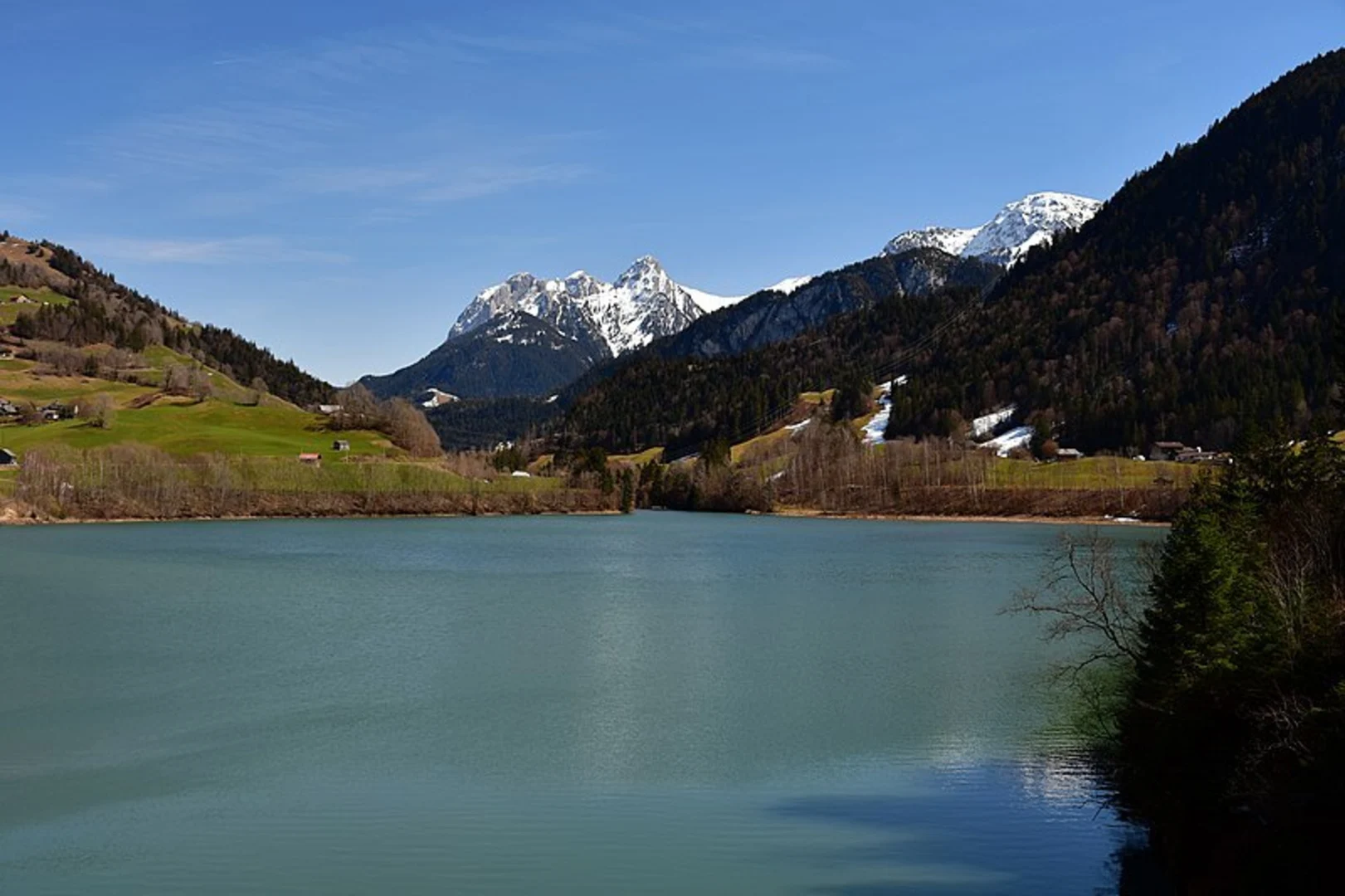 An image depicting the trail Rougemont - Rossinière Trail and its surrounding area.