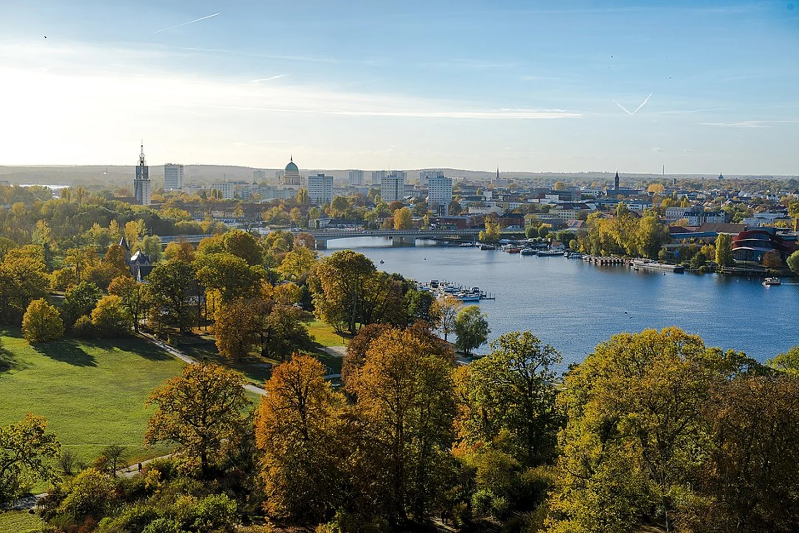 An image depicting the trail Park Babelsberg to Potsdam Griebnitzsee Walk and its surrounding area.