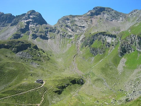 An image depicting the trail Obertal Valley to Keinprechtütte Chalet Trail and its surrounding area.